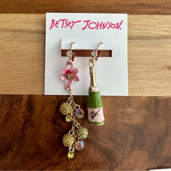 Betsey Johnson Island Flower Lime & Champagne Mismatch Drop Earrings New - Picture 1 of 3